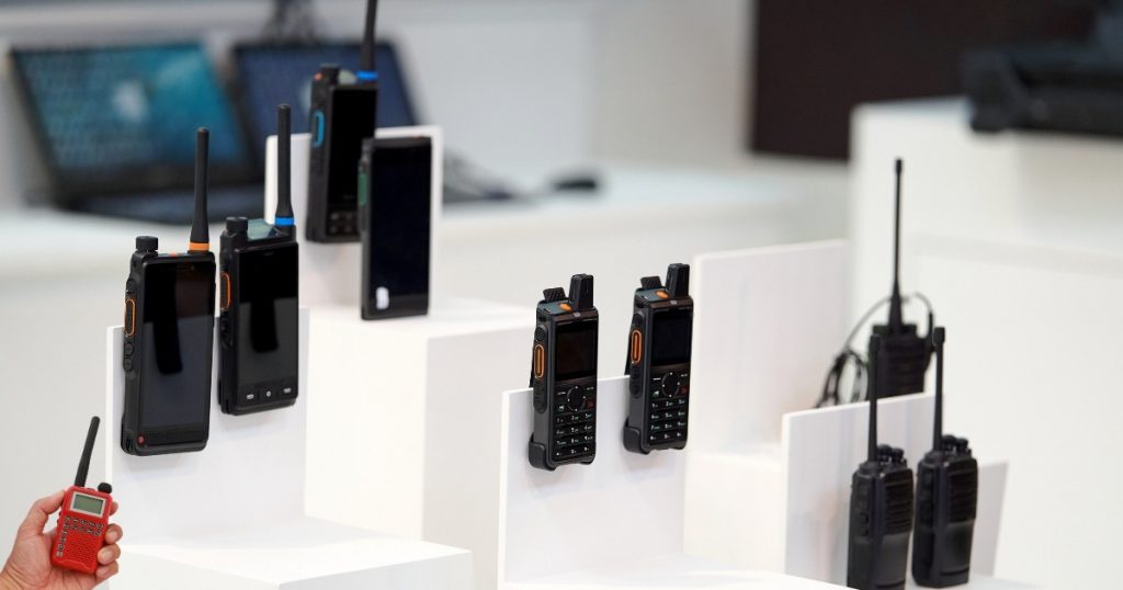 bộ đàm cầm tay, đang được trưng bày