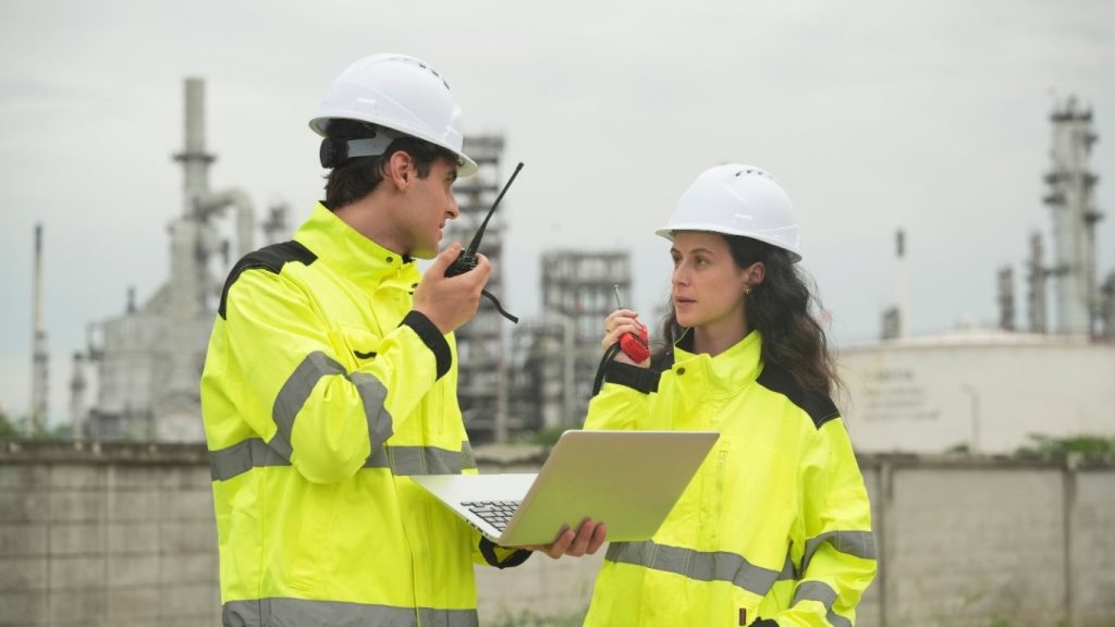 công nhân đang điên lạc qua máy bộ đàm cầm tay