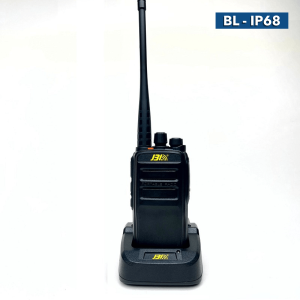 Bộ đàm cầm tay chống nước JBL BL-IP68 là dòng bộ đàm chuyên dụng với tiêu chuẩn chống nước IP68 tuyệt đối, cho phép hoạt động bền bỉ ngay cả trong môi trường mưa bão hay ngâm nước, đây là sự lựa chọn hàng đầu cho các resort, cảng biển và công trình xây dựng khắc nghiệt.