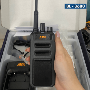 Bộ đàm cầm tay JBL BL-3680 sở hữu tính năng tự dò tần số thông minh và cổng sạc Type-C tiện lợi, giúp kết nối tức thì và linh hoạt mọi lúc mọi nơi. Với công suất phát mạnh mẽ và thiết kế bền bỉ, đây là giải pháp liên lạc xuyên thấu vật cản hoàn hảo cho mọi công trình và doanh nghiệp.