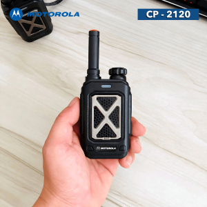 Bộ đàm cầm tay Motorola CP-2120 sở hữu công suất phát cực mạnh cùng viên pin 4000mAh, mang lại khả năng xuyên thấu vật cản ấn tượng và liên lạc thông suốt ngày dài.