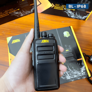 Bộ đàm cầm tay chống nước JBL BL-IP68 là dòng bộ đàm chuyên dụng với tiêu chuẩn chống nước IP68 tuyệt đối, cho phép hoạt động bền bỉ ngay cả trong môi trường mưa bão hay ngâm nước, đây là sự lựa chọn hàng đầu cho các resort, cảng biển và công trình xây dựng khắc nghiệt.