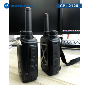 Bộ đàm cầm tay Motorola CP-2120 sở hữu công suất phát cực mạnh cùng viên pin 4000mAh, mang lại khả năng xuyên thấu vật cản ấn tượng và liên lạc thông suốt ngày dài.