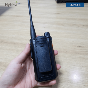 Bộ đàm cầm tay Hytera AP518 sở hữu thiết kế siêu mỏng nhẹ cùng viên pin 