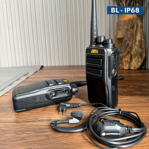 Bộ đàm cầm tay chống nước JBL BL-IP68 là dòng bộ đàm chuyên dụng với tiêu chuẩn chống nước IP68 tuyệt đối, cho phép hoạt động bền bỉ ngay cả trong môi trường mưa bão hay ngâm nước, đây là sự lựa chọn hàng đầu cho các resort, cảng biển và công trình xây dựng khắc nghiệt.